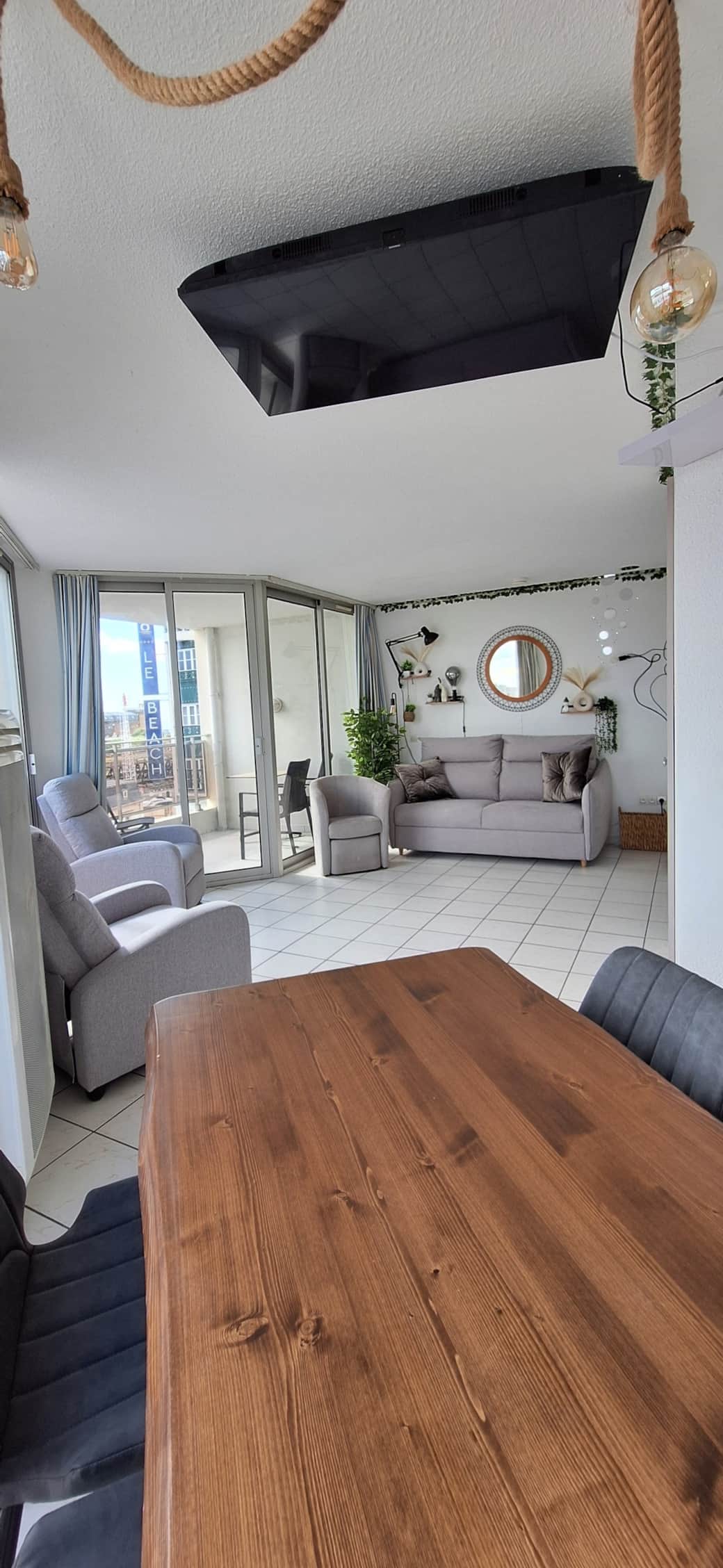 La table (180cm×80cm) pour déjeuner à côté de la cuisine ouverte