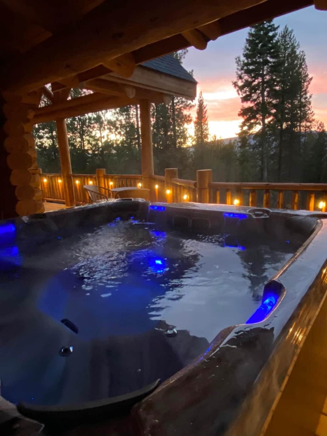 Enjoy the mountain view in the hot-tub