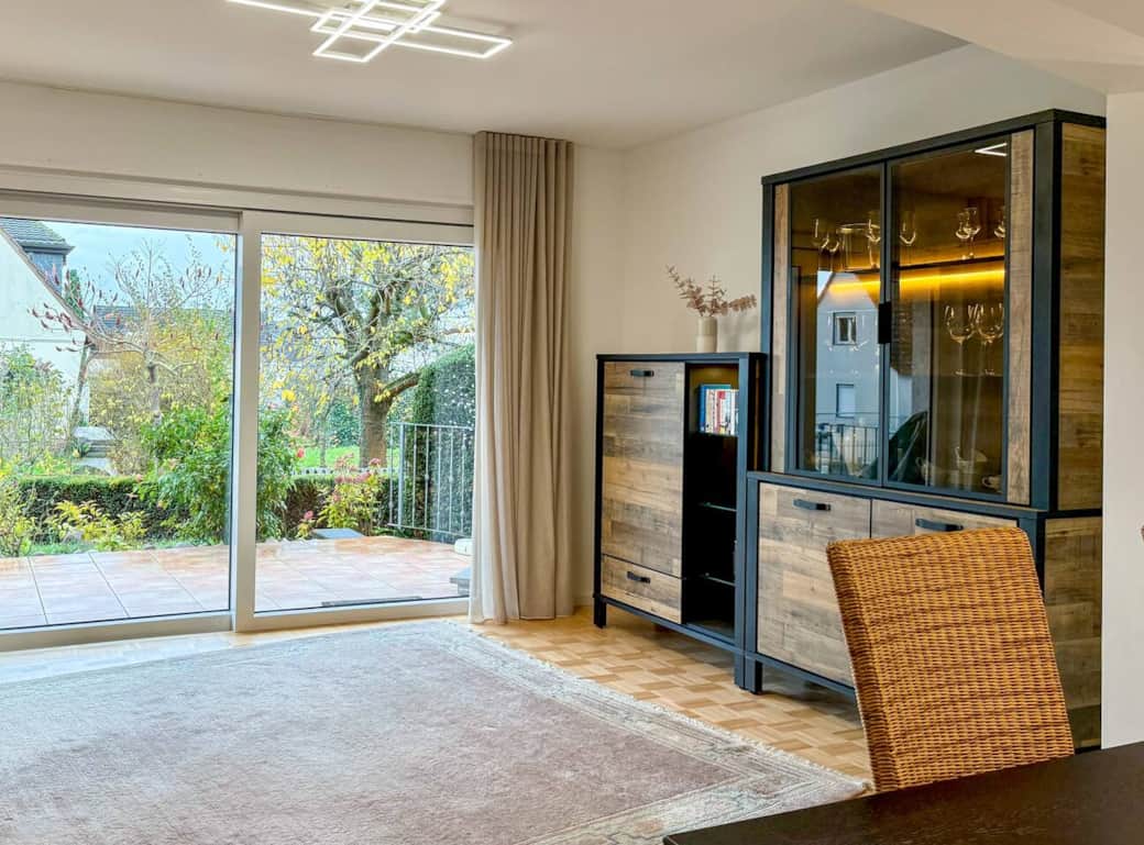 Blick vom Esstisch zur Terrasse