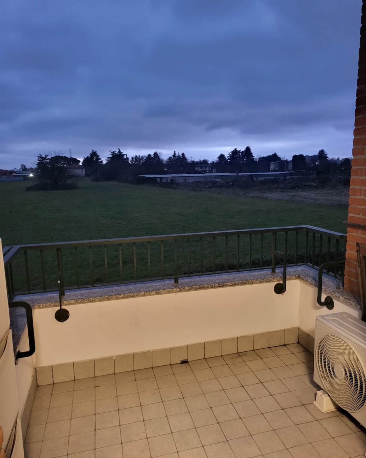 Balkon mit Blick auf die Felder bei Sonnenuntergang