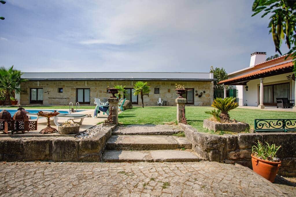 Jardim, piscina exterior e janelas dos quartos