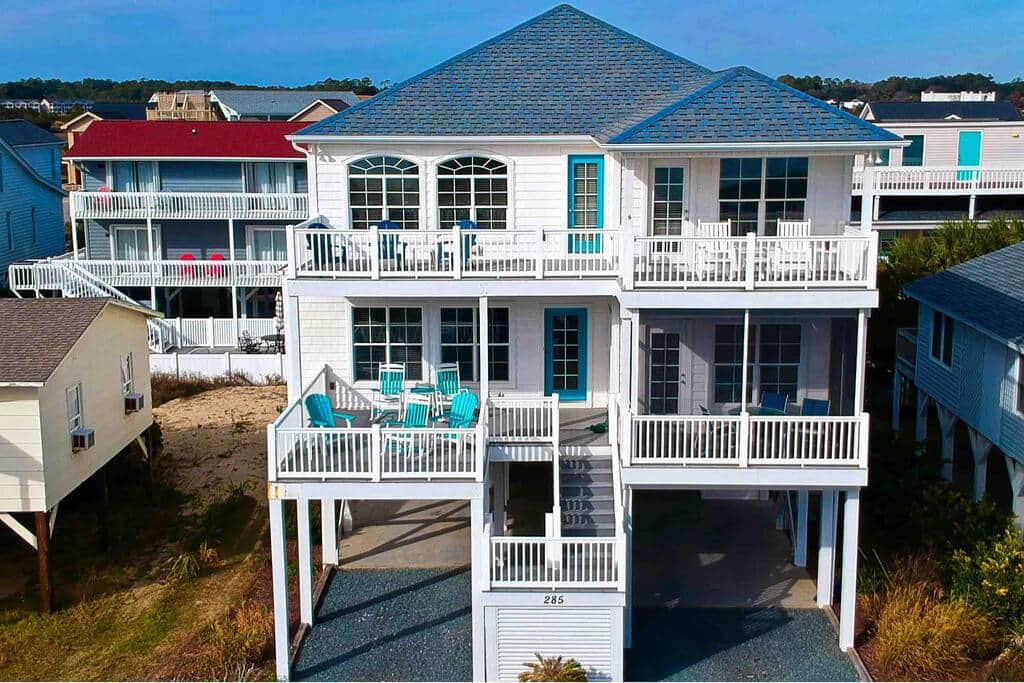 Look at all that deck space to hang out on! 