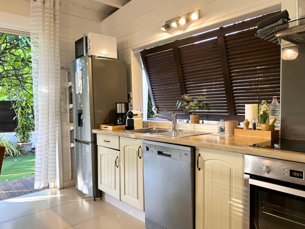 Cuisine tout équipée, semi-ouverte sur le jardin Cuisine tout équipée, semi-ouverte sur le jardin