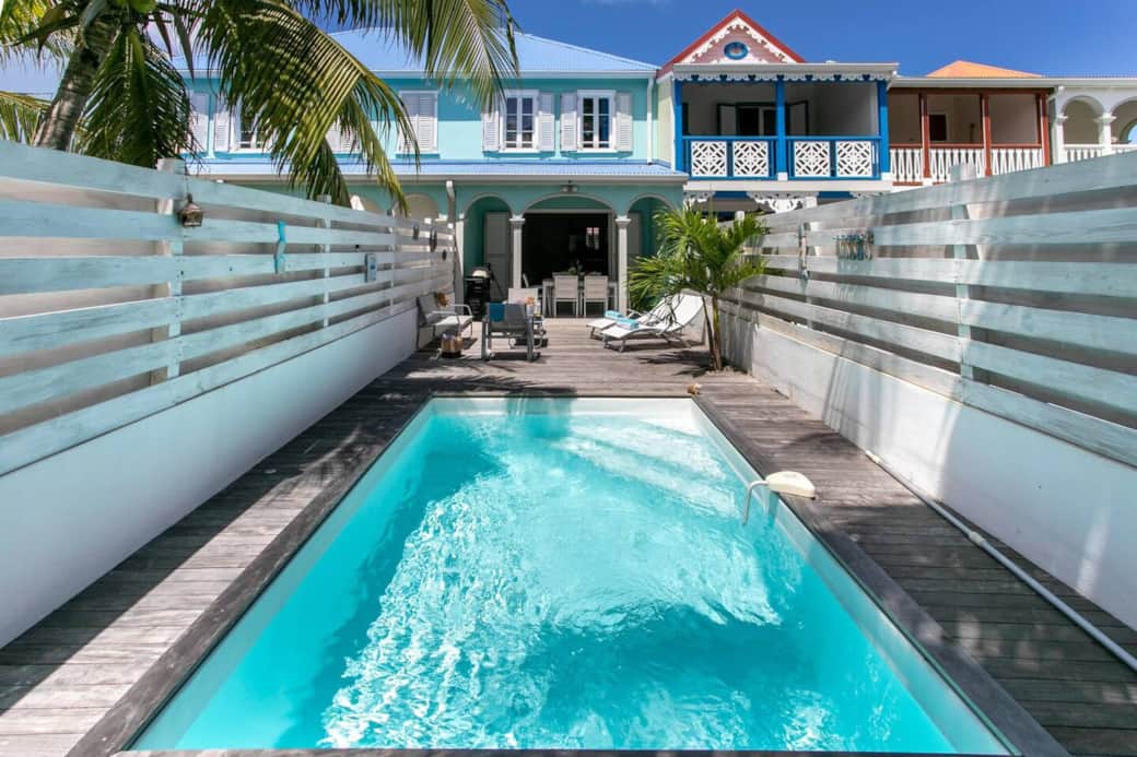Swimming pool and facade of the villa Sucriers 