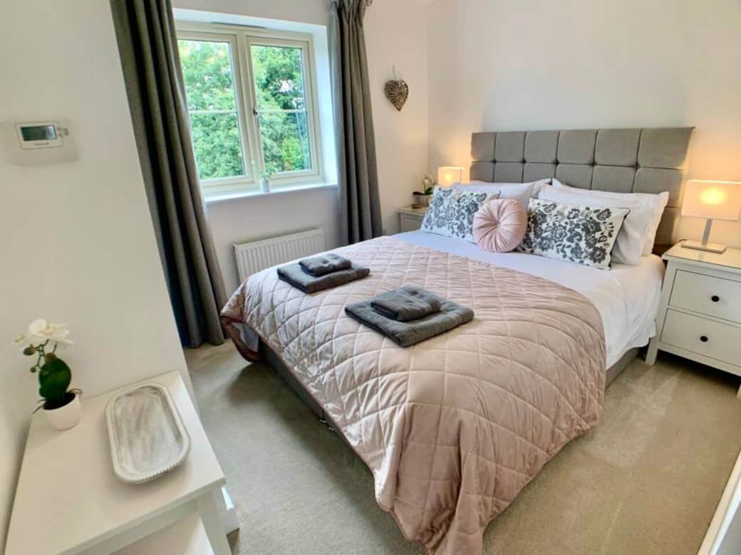 Pretty master ensuite 
inbuilt wardrobes
safe
hairdryer. 