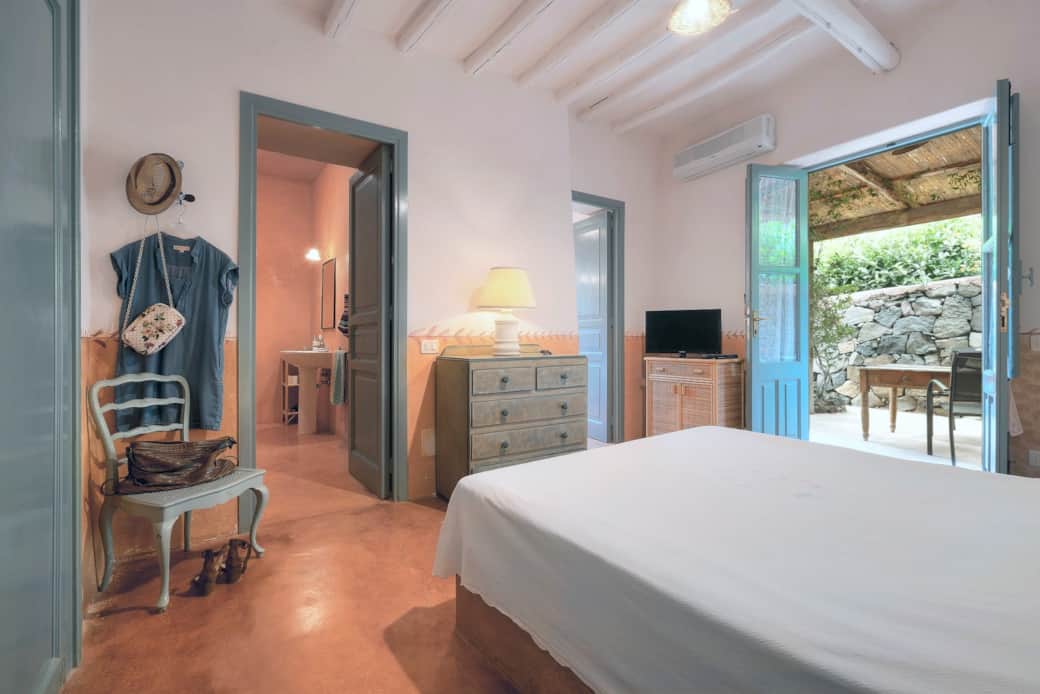 Camera matrimoniale luminosa con accesso alla terrazza, relax a Pollara.