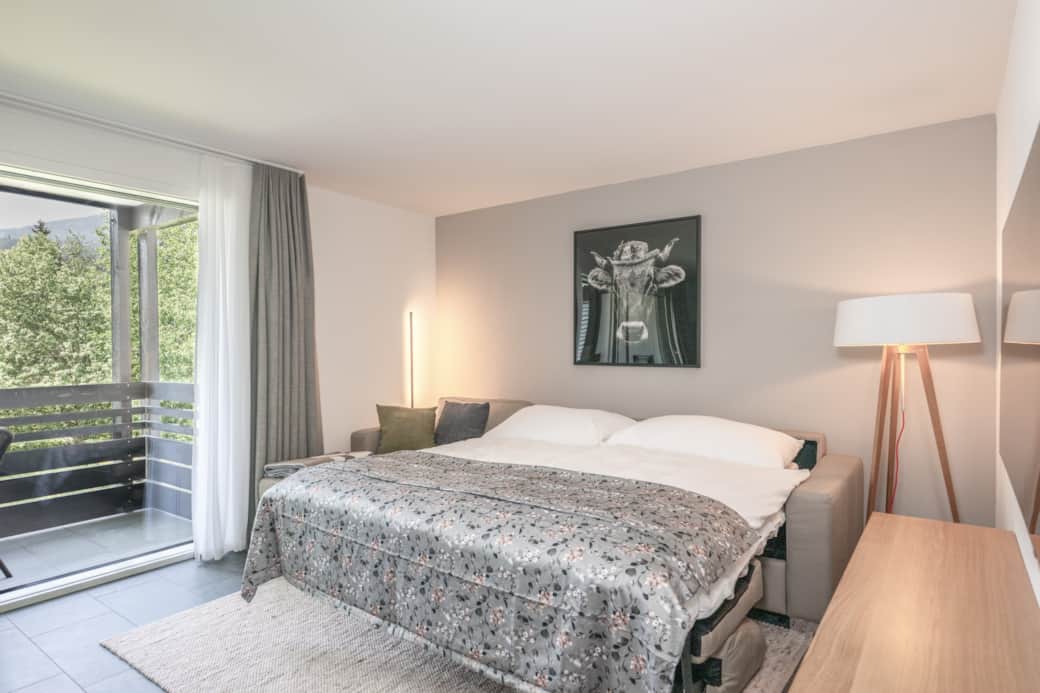 Wohnzimmer mit ausgezogenem Schlafsofa Wohnzimmer mit ausgezogenem Schlafsofa