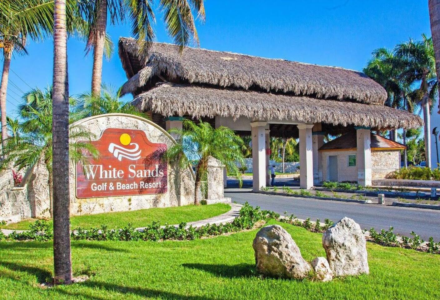 Beautiful Condo Fully Renovated, Pool Beach Access