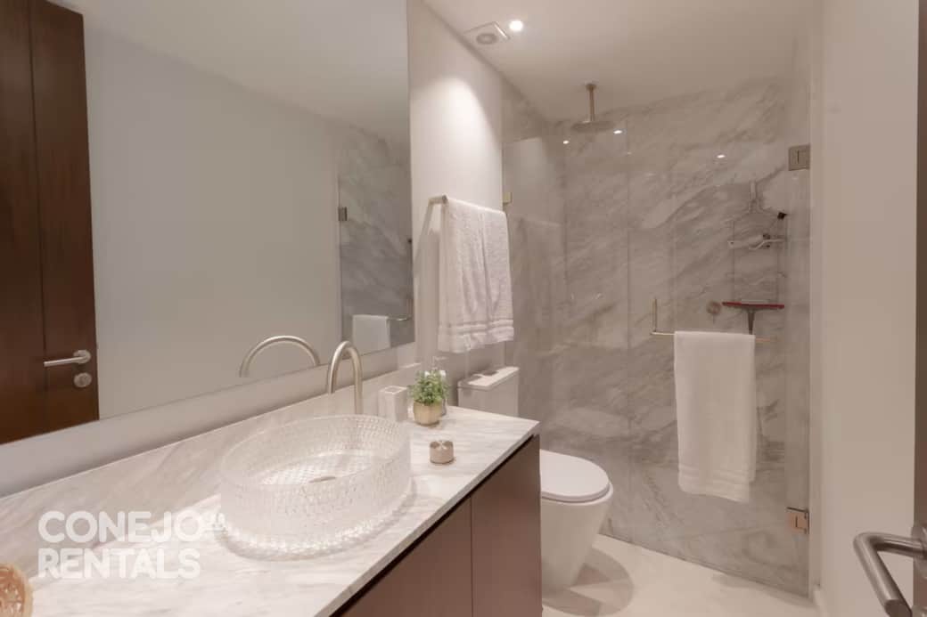 Baño con detalles elegantes y mármol en Bolongo Punta de Mita Baño con detalles elegantes y mármol en Bolongo Punta de Mita