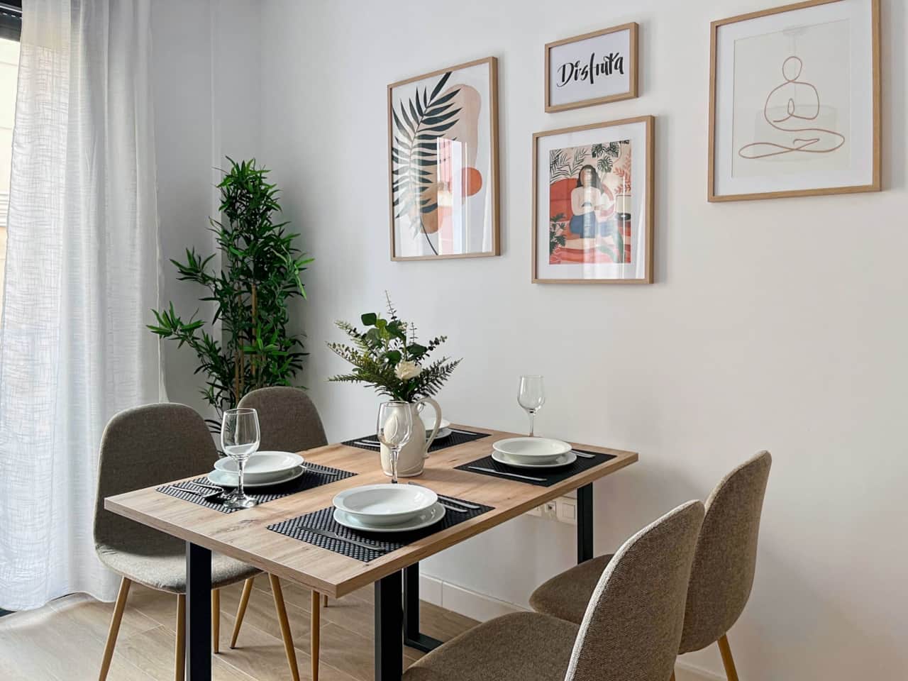 El salón dispone de mesa y sillas de comedor para que puedas comer en casa si te apetece.