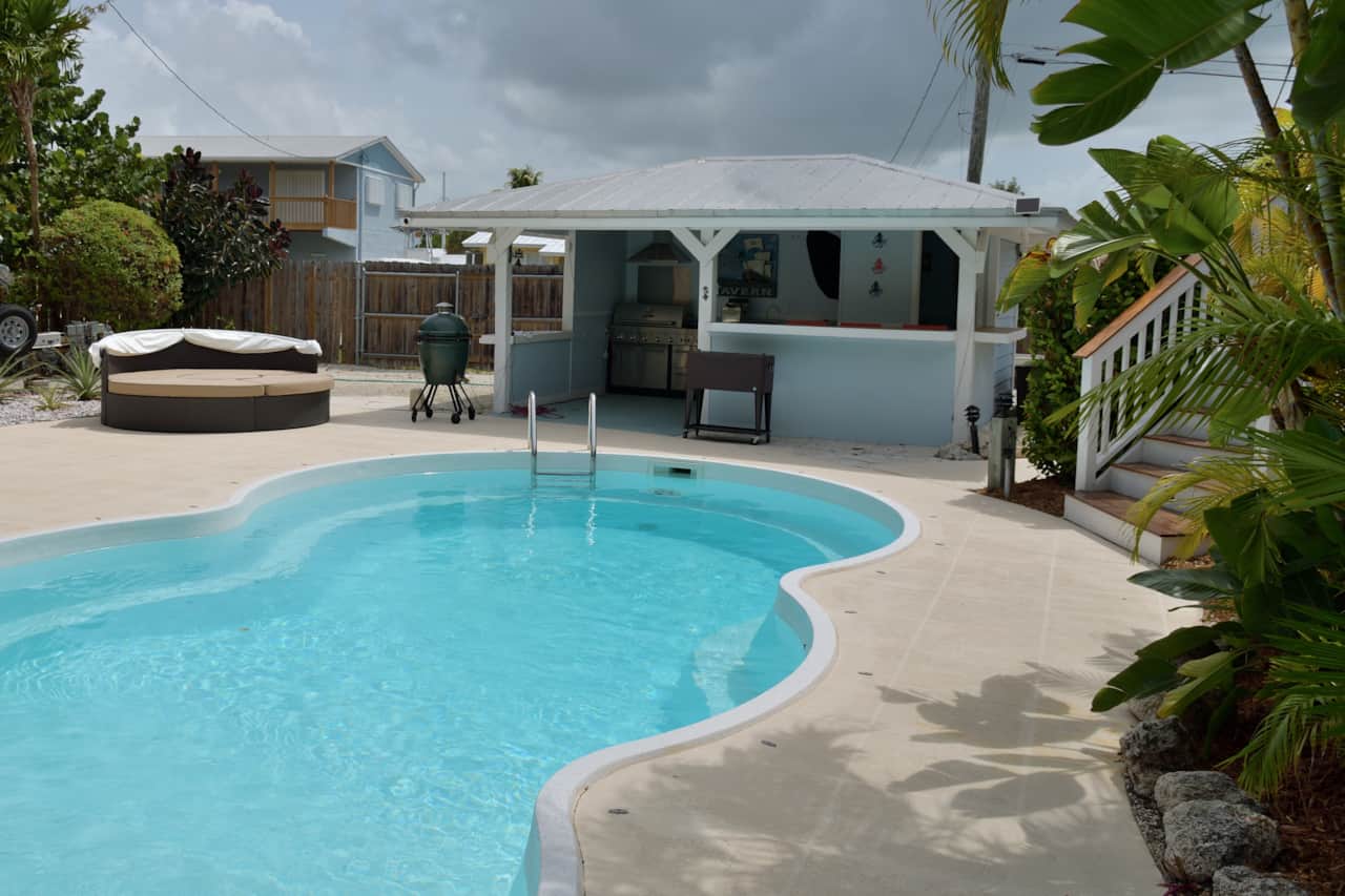 Huge Swimming Pool W/ Outdoor Kitchen & Ample Entertainment Area