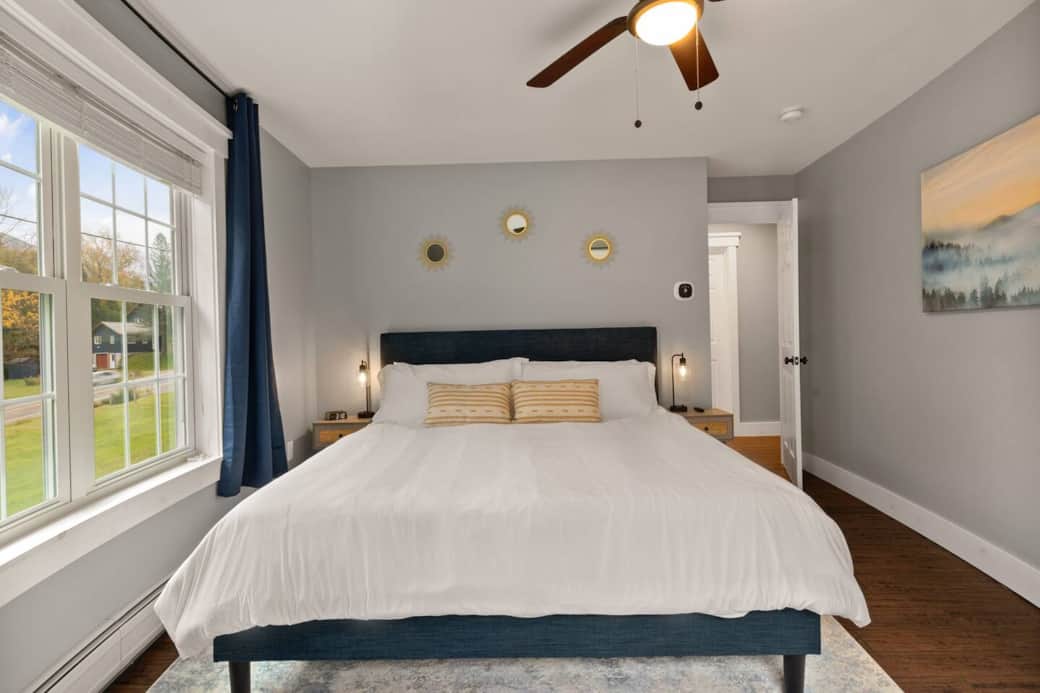 You will enjoy a restful night's sleep on this king size bed with memory foam mattress. 