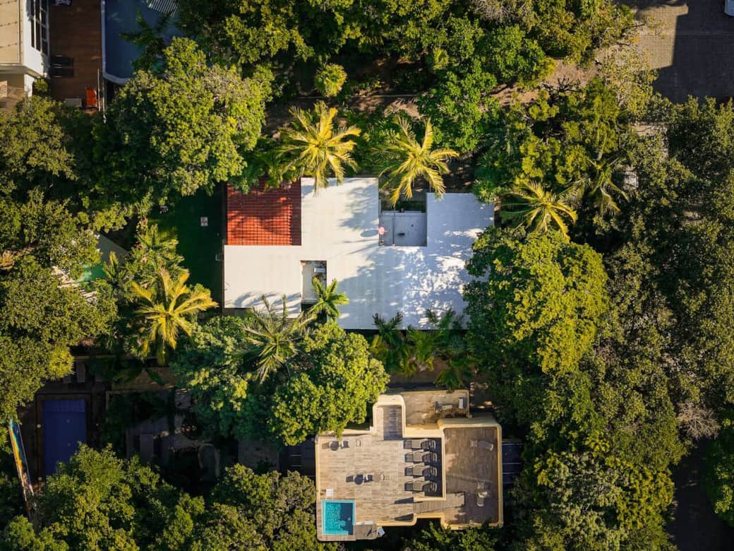 La casa y la vegetación desde vista aérea.