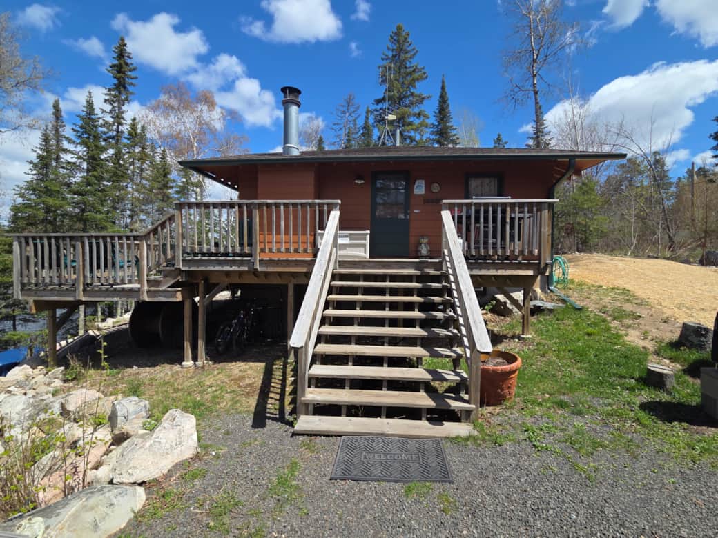 Just a few steps up into this family-owned pet-friendly Lake Vermilion Northwoods cabin