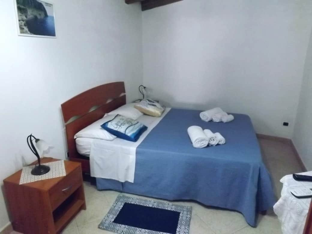 Camera matrimoniale luminosa con biancheria inclusa, stile mediterraneo, Casa Eolo Malfa Camera matrimoniale luminosa con biancheria inclusa, stile mediterraneo, Casa Eolo Malfa