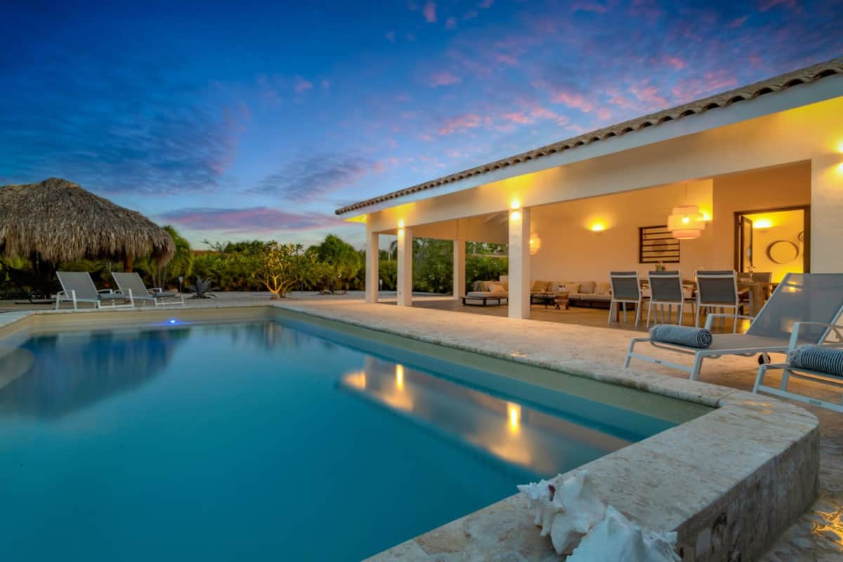 Palm Villa met privézwembad bij zonsondergang