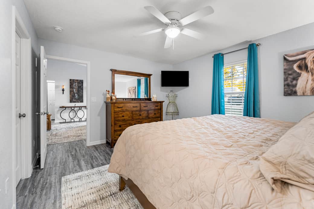 King Bedroom w/Ensuite King Bedroom w/Ensuite