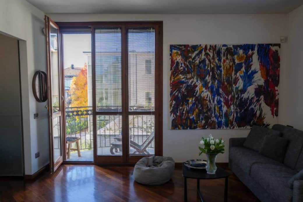 Sala con divano letto, TV e affaccio su zona relax esterna Sala con divano letto, TV e affaccio su zona relax esterna