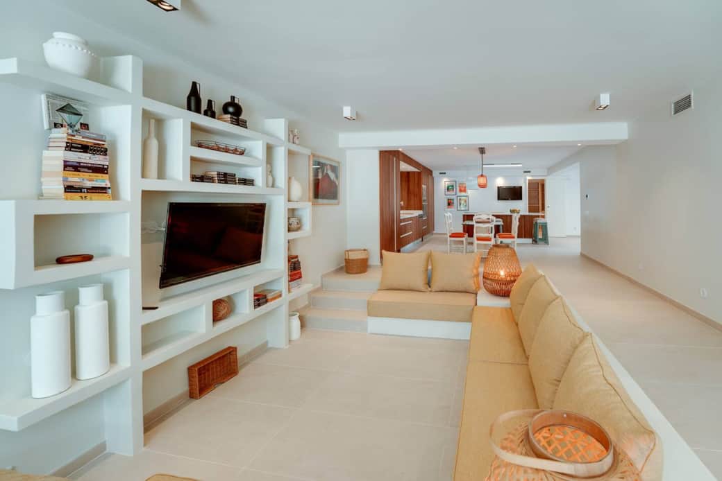 Na sala de estar , o sofá confortável e espaçoso, oferece o lugar perfeito para relaxar Na sala de estar , o sofá confortável e espaçoso, oferece o lugar perfeito para relaxar