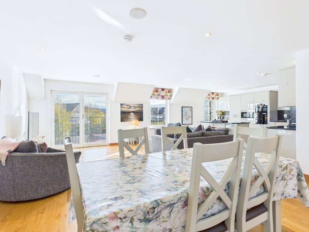 6 Place Dining Area with table and chairs ( fantastic vies of the mountains )
