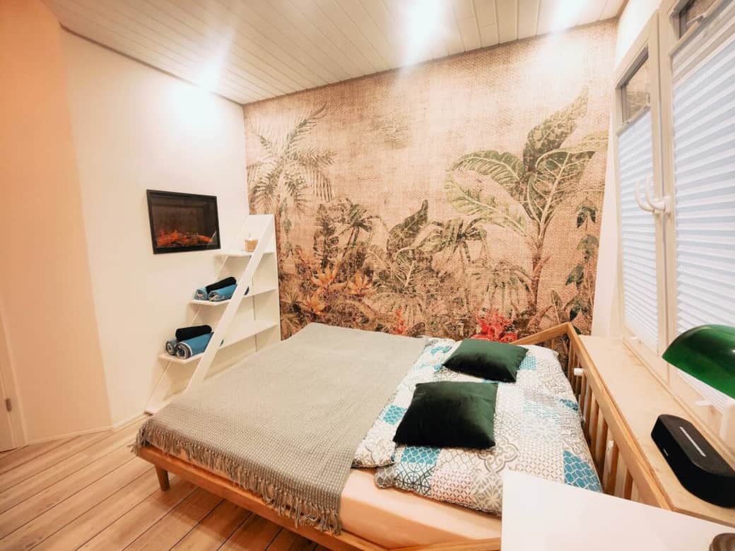Doppelbett, gemütlicher Kamin und Regal Aufbewahrung für deine Kleidung. Bett mit Blick in den lauschigen Kamin. 