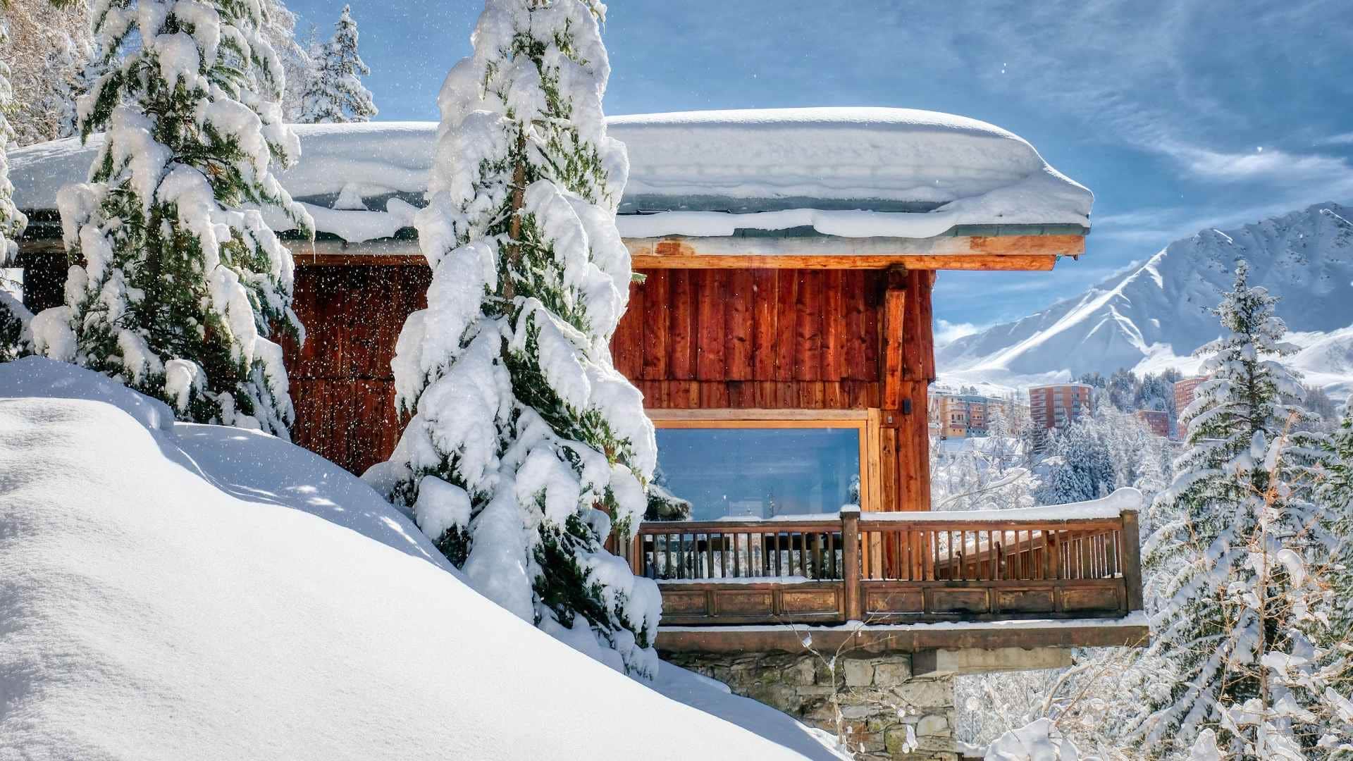 Vue panoramique sur les sommets de la Vanoise depuis la terrasse privée d'un chalet de luxe à La Plagne