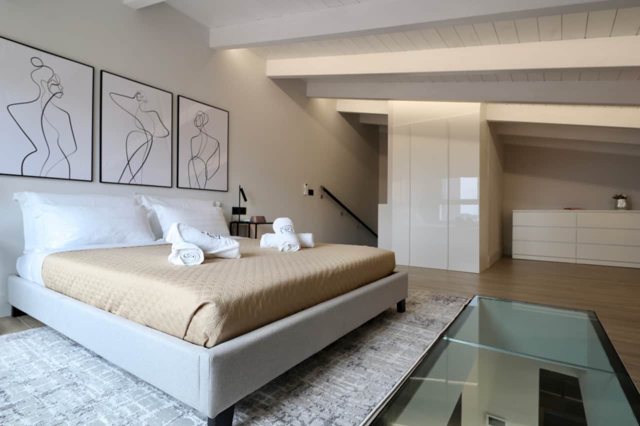 Ampia camera da letto con splendida vista, letto king-size e grande TV