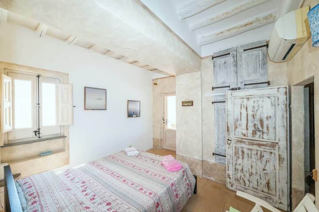 Camera da letto luminosa e climatizzata, con arredi tipici eoliani e atmosfera rilassante.