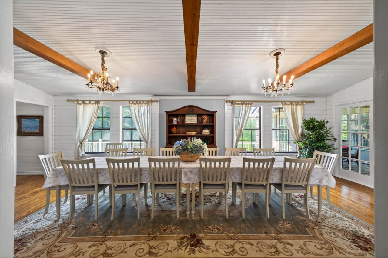Schulenburg Ranch Retreat-a large dinning table where everyone can sit down together