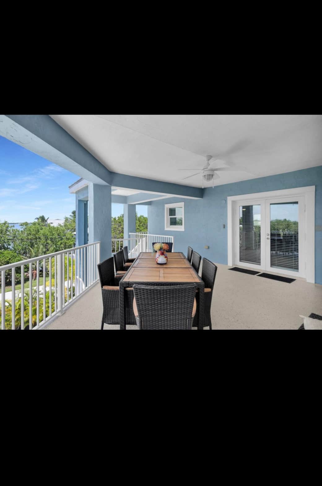 Outdoor patio dining on top level Outdoor patio dining on top level