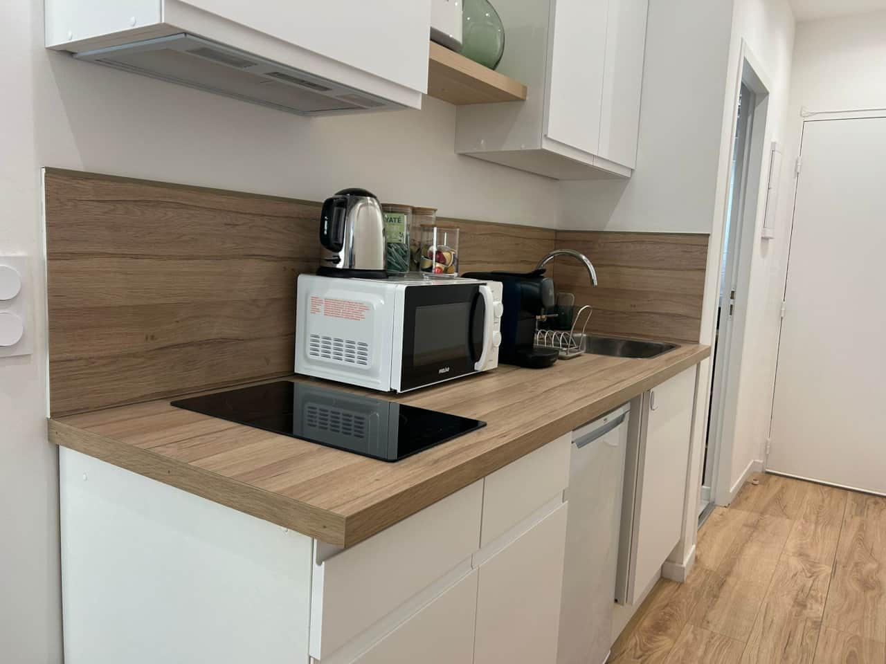 equipped kitchen, microwave, coffee machine, kettle, cooking hobs