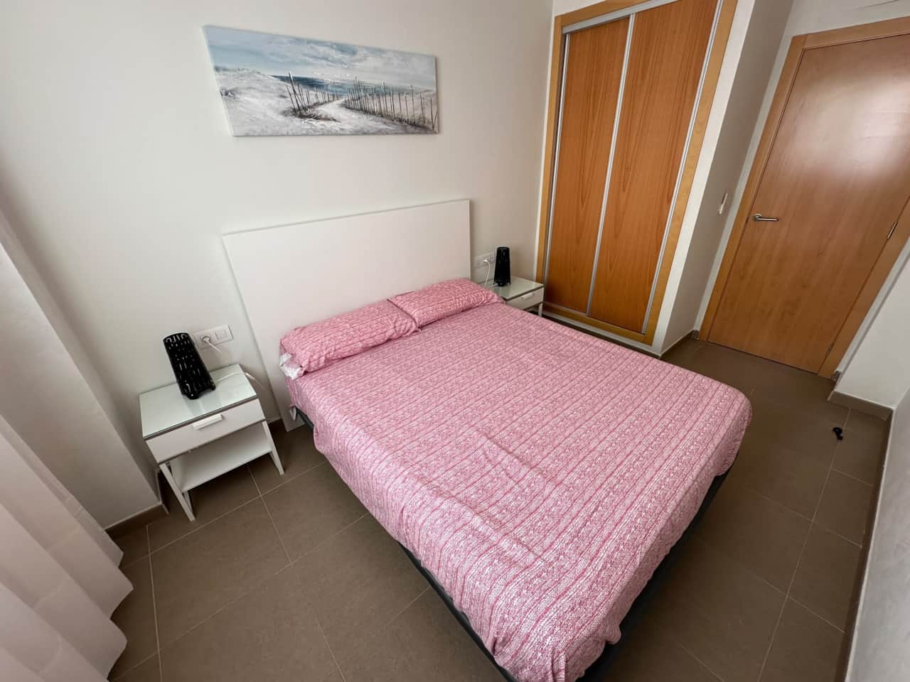 Dormitorio principal con cama de matrimonio (150 cm) y armario