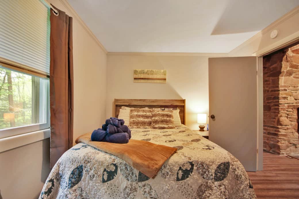 Bedroom 1, Queen Bed