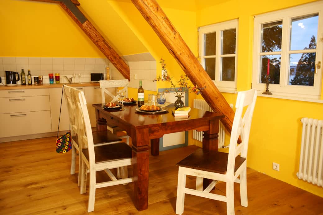 Essbereich der Dachgeschoss-Ferienwohnung in der Villa Überlingen mit Küche. Essbereich der Dachgeschoss-Ferienwohnung in der Villa Überlingen mit Küche.