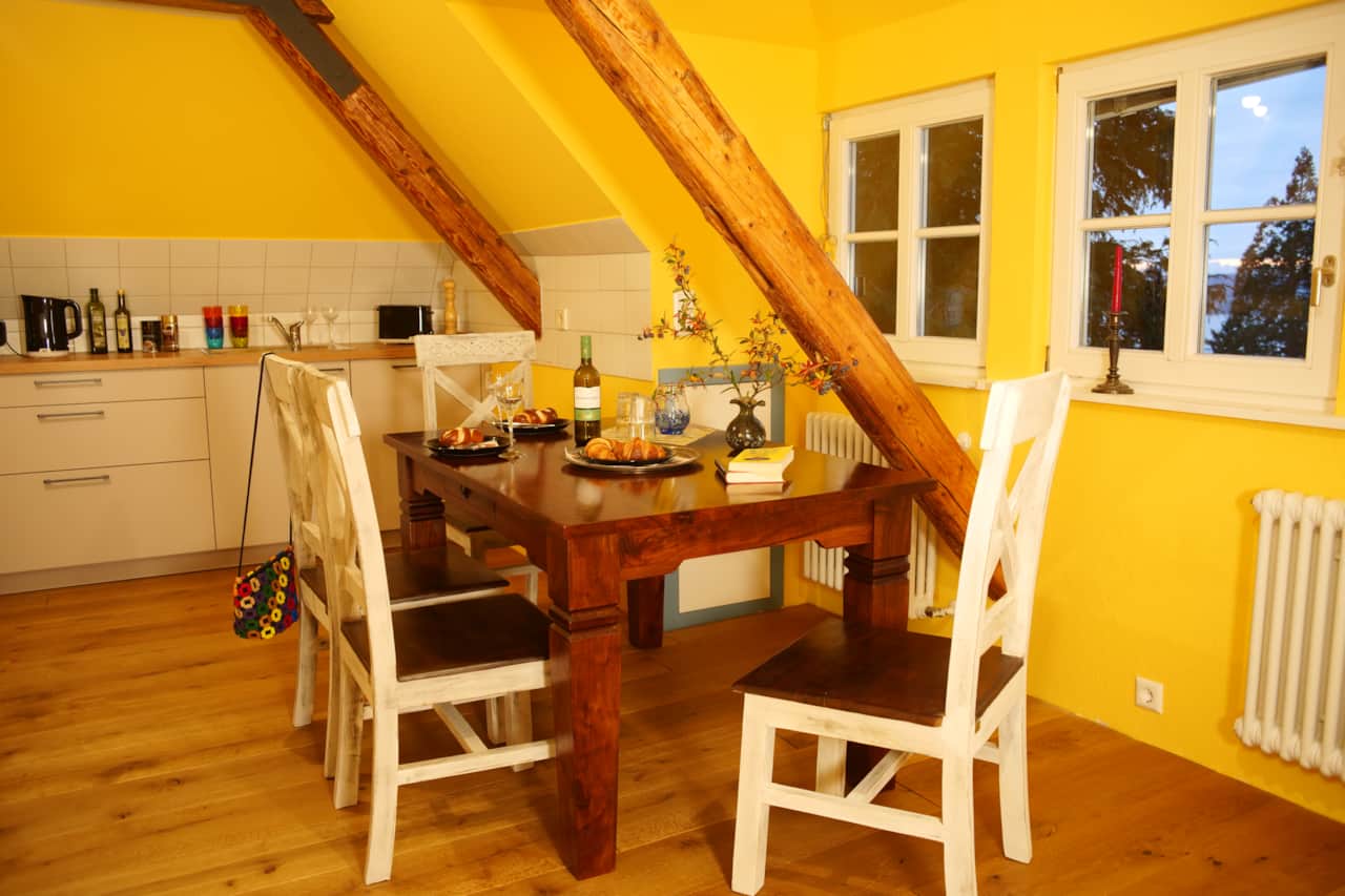 Essbereich der Dachgeschoss-Ferienwohnung in der Villa Überlingen mit Küche.
