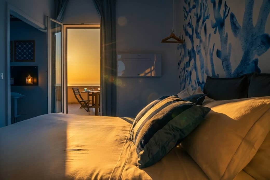 Goditi la vista dell'orizzonte direttamente dal letto. Il nostro materasso queen-size è scelto per garantirti il massimo riposo dopo una giornata tra i vicoli di Siracusa. Goditi la vista dell'orizzonte direttamente dal letto. Il nostro materasso queen-size è scelto per garantirti il massimo riposo dopo una giornata tra i vicoli di Siracusa.