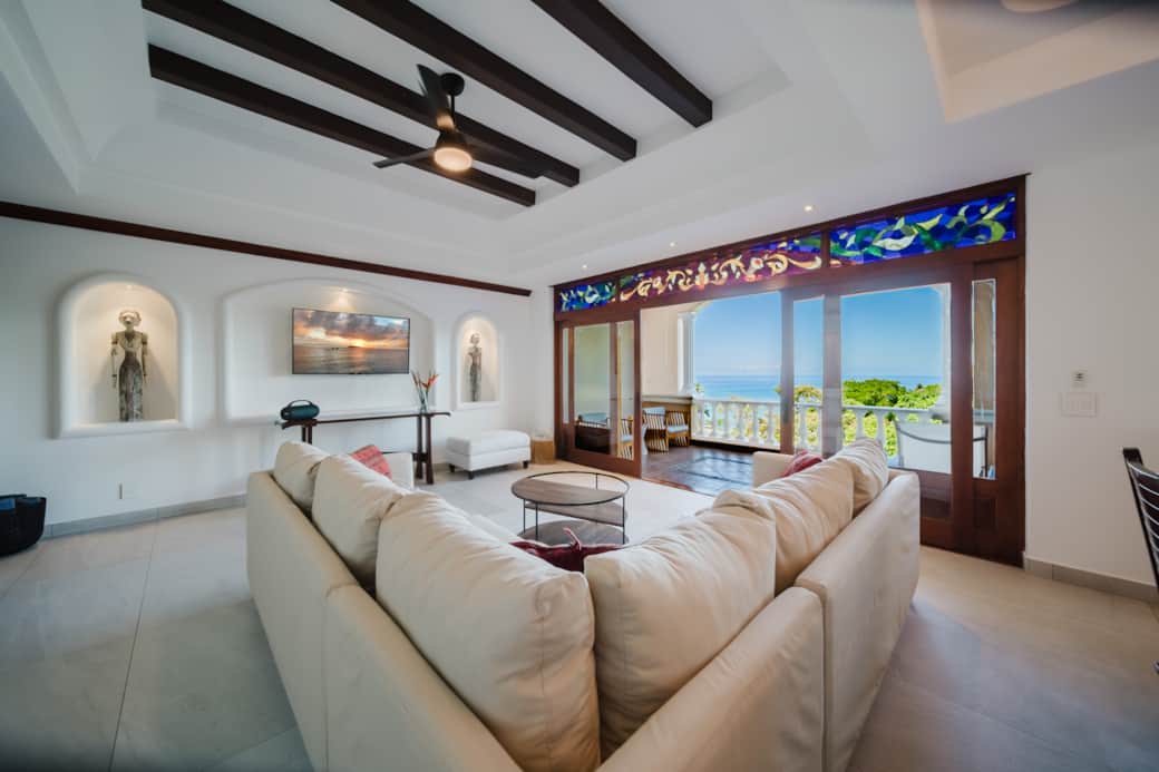 Cozy living room with flat-screen TV and cable channels Cozy living room with flat-screen TV and cable channels