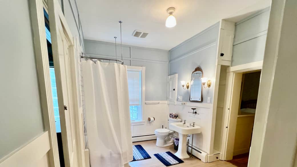 Renovated 1920' Large Bath