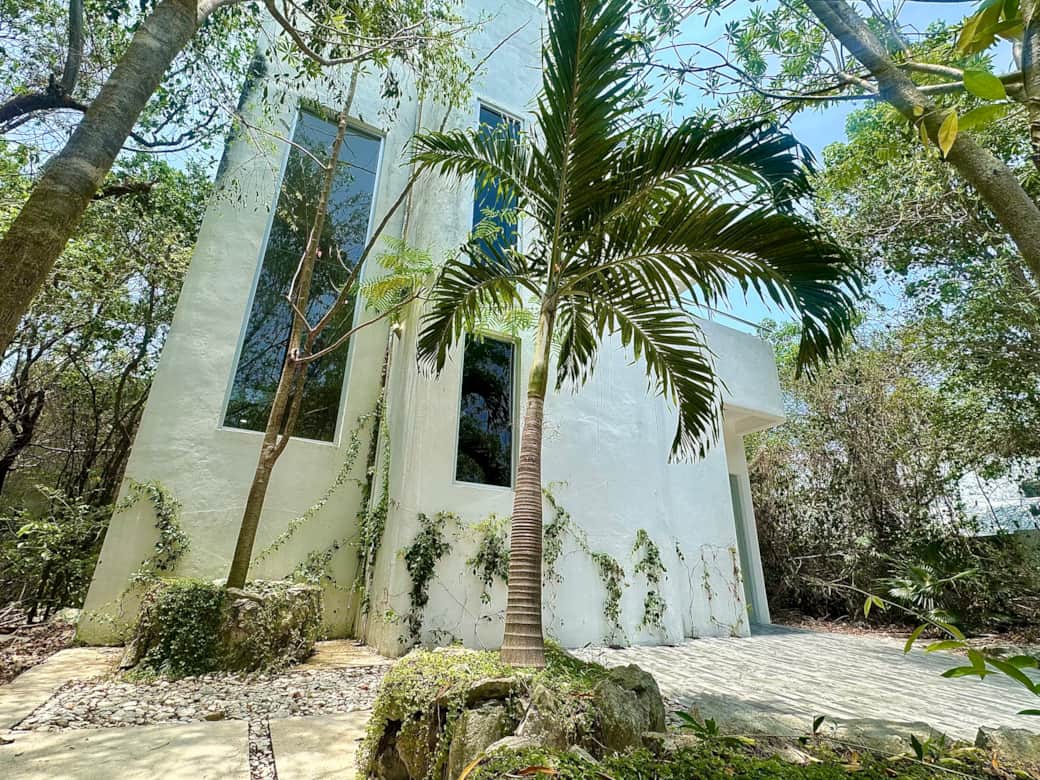 Beautiful two-story home with patio with grill at 10 minutes from the beach
