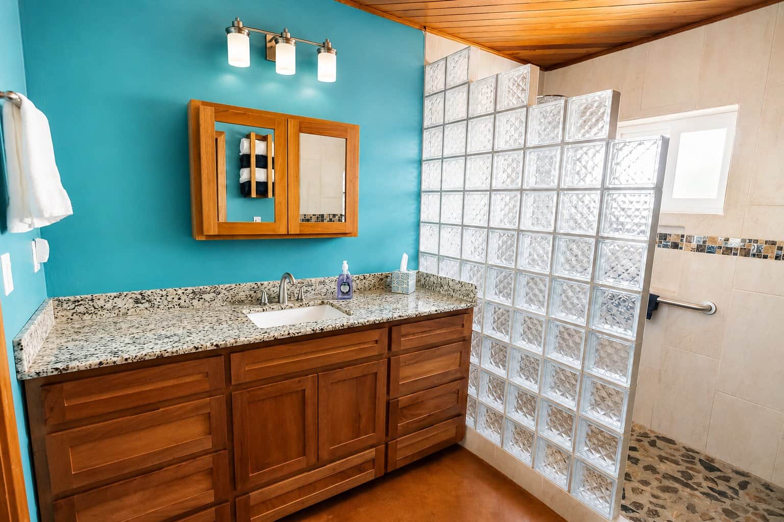Modern top floorbathroom at Villa Terrapin Station