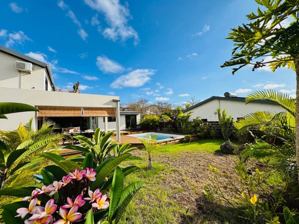 Jardin privée avec sa piscine et ses terrasses 
