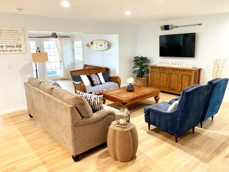 Living Room w/pull out Couch