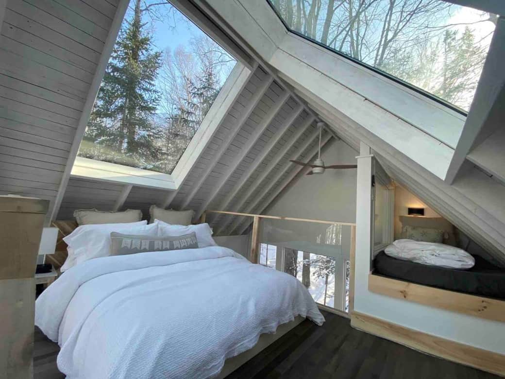 Huge skylights in the sleeping loft are perfect for star gazing through the trees, and counting shooting stars in comfort. Huge skylights in the sleeping loft are perfect for star gazing through the trees, and counting shooting stars in comfort.