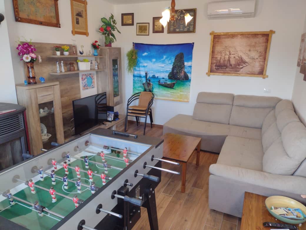 Soggiorno primo piano con PS4, SmartTV Sat, aria condizionata, calcio Balilla, divano letto