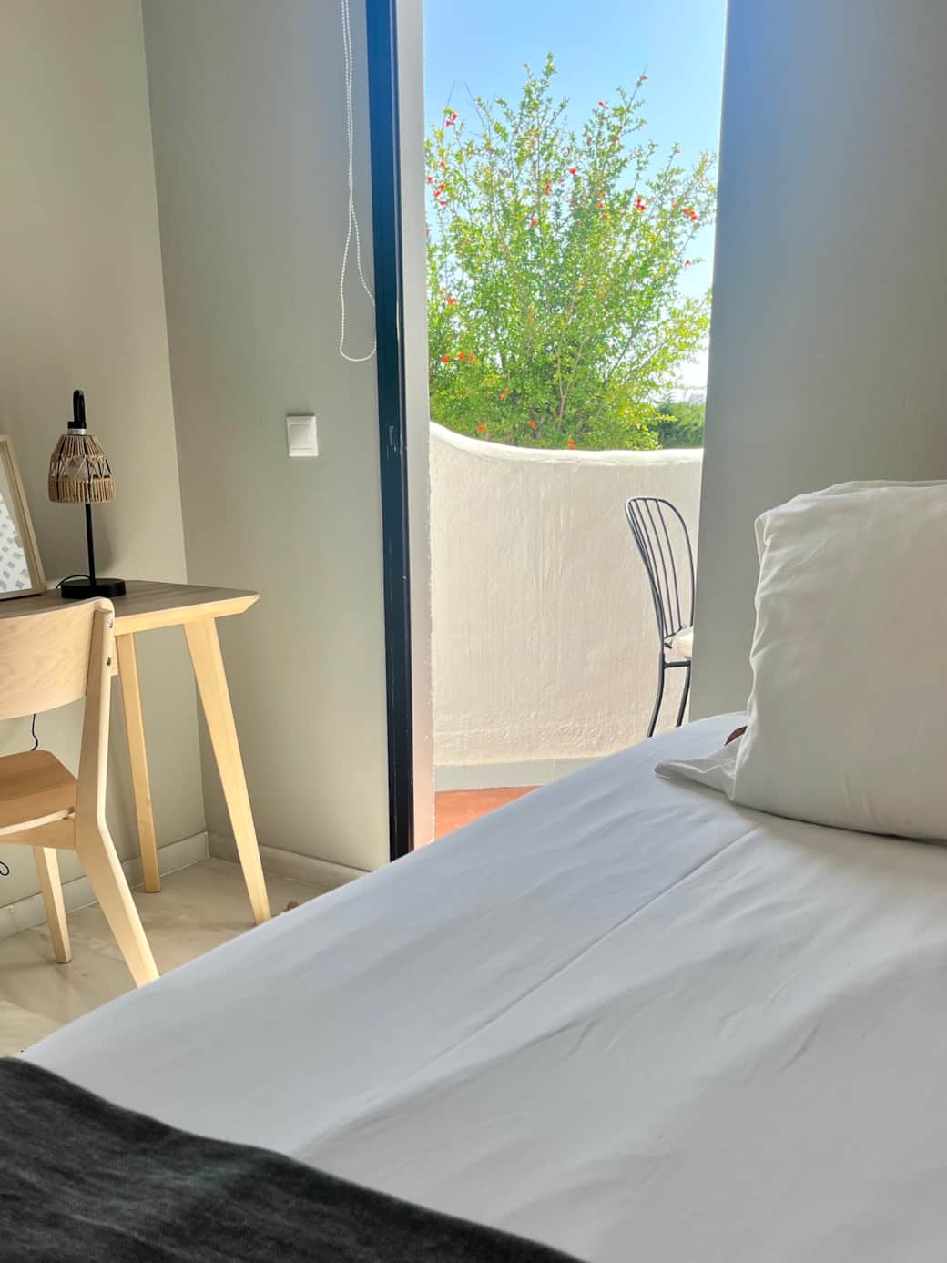 Enkelsovrum med skrivbord och terass Enkelsovrum med skrivbord och terass