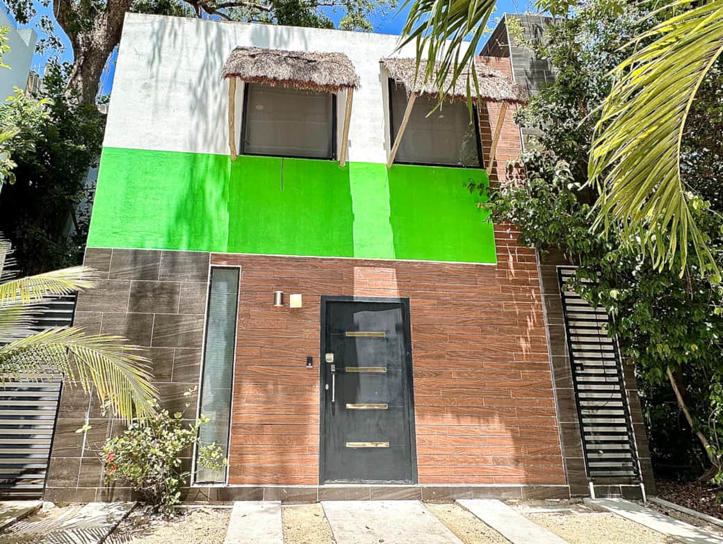 Tropical style two-story house, with workroom and patio, at 15 minutes from the beach