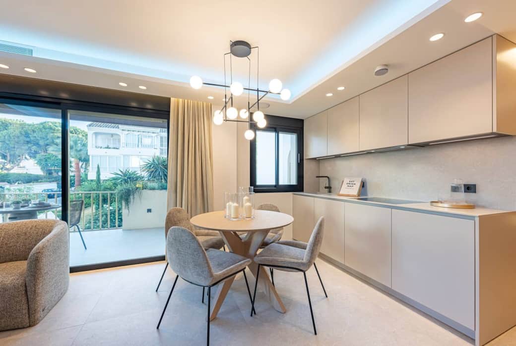 Share memorable meals under a designer light. This space combines the kitchen, dining room, and terrace, creating an ideal setting for enjoyment. Prepare something delicious in the open kitchen, sit at the table, or step out onto the balcony. Live the moment in style!