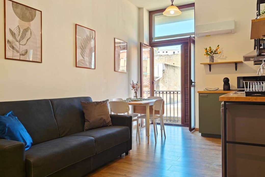 La zona pranzo, perfetta per 4 persone, vi accoglie con un’atmosfera calda e conviviale, ideale per colazioni lente, pranzi in compagnia o cene fatte in casa. 
