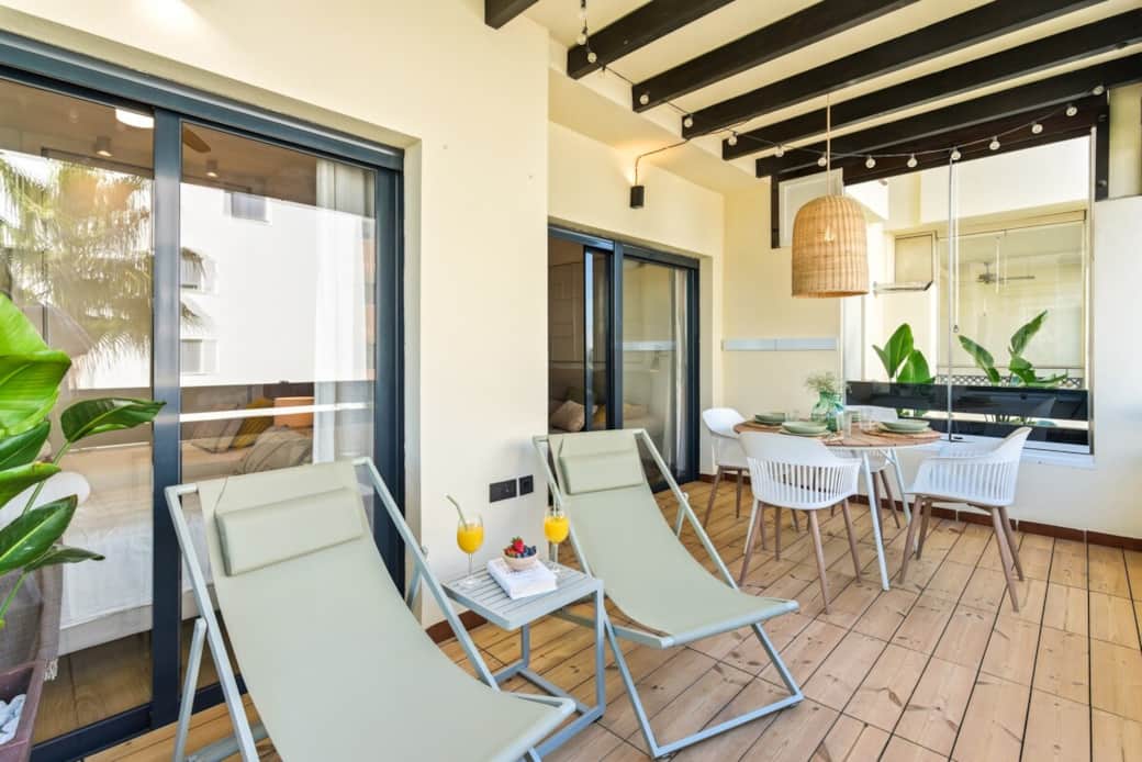 Tu rincón favorito: hamacas, luz natural y calma absoluta. Aquí el tiempo se detiene para que desconectes, descanses y disfrutes de verdad