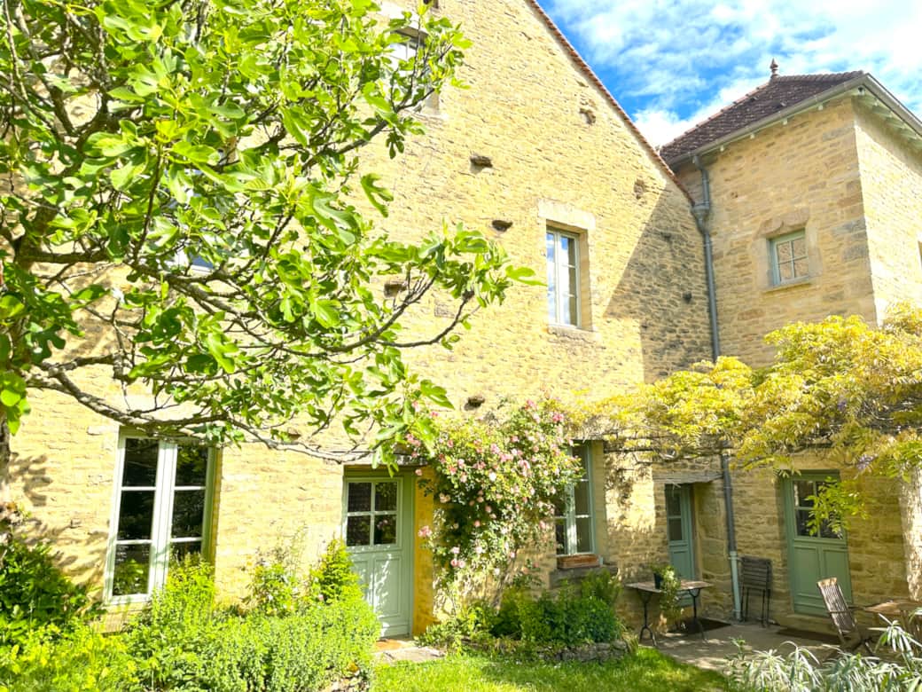 Facade extérieure gîte bourguignon clos de fougères